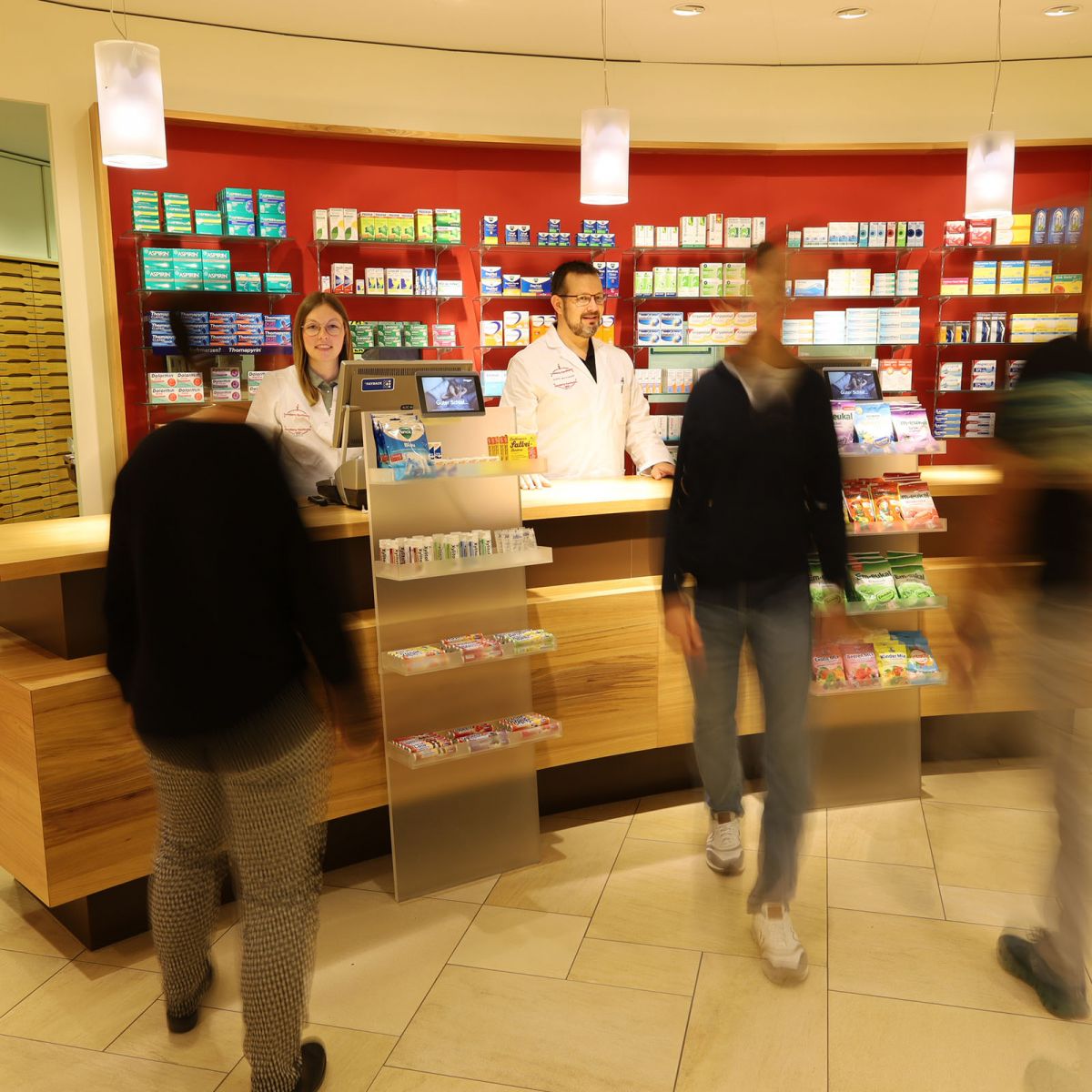 Menschen werden in der Heuberg Apotheke bedient