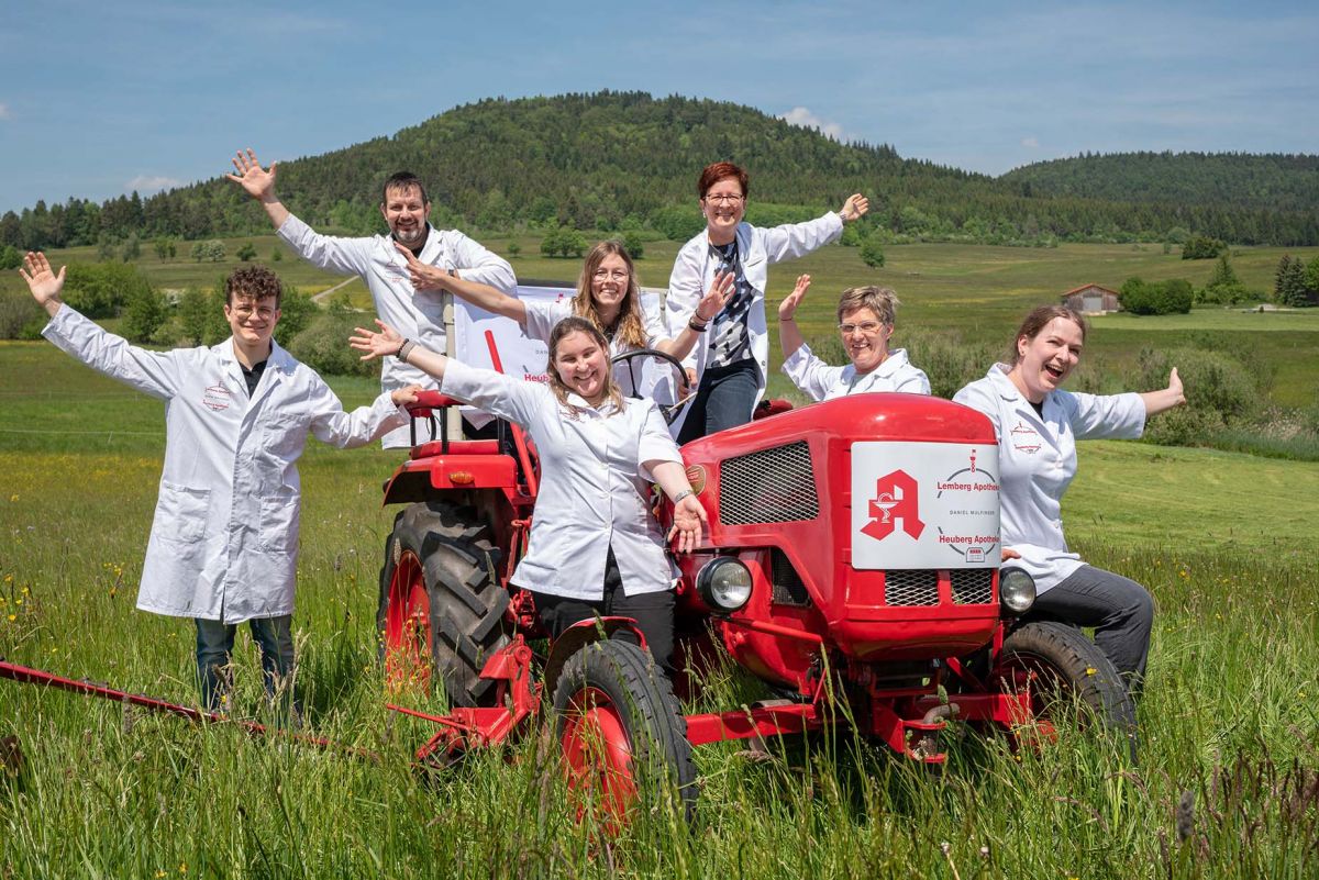 Team der Heuberg Apotheke auf einem Traktor